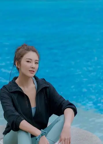 张雨绮为运动品牌拍广告,写真英气逼人,笑容灿烂