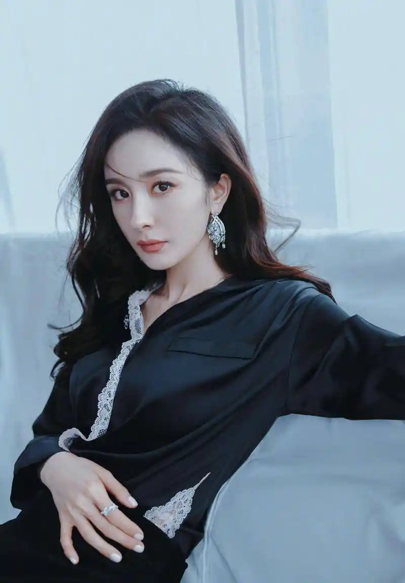 杨幂穿搭大揭秘!独特时尚风格让你惊艳不已!_造型_表演_魅力