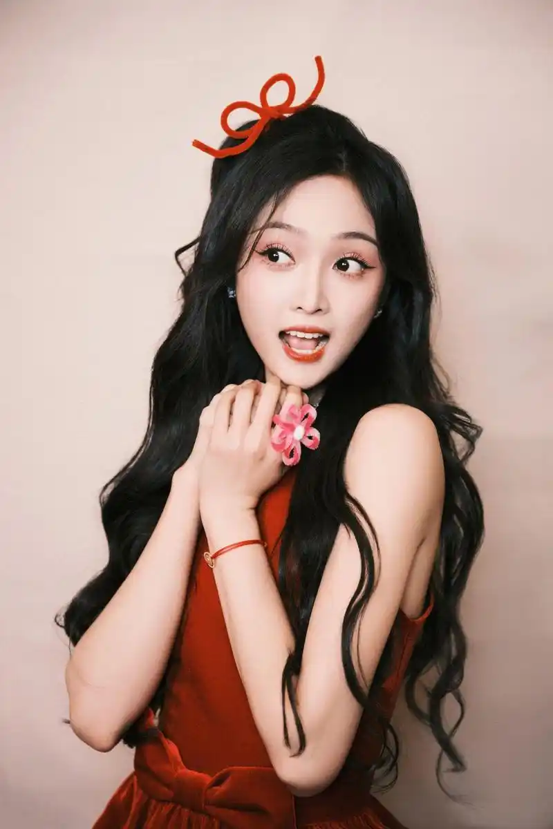 吴宣仪:演艺界璀璨新星,多元才华引领市场新潮流 吴宣仪,一位在演艺界