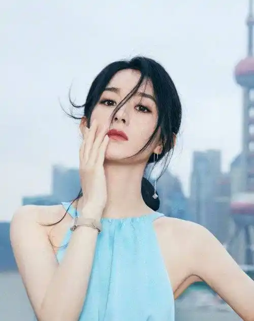 原创赵丽颖出席活动工作室被说惨穿蓝色长裙尽显优雅气质腰围还没头围