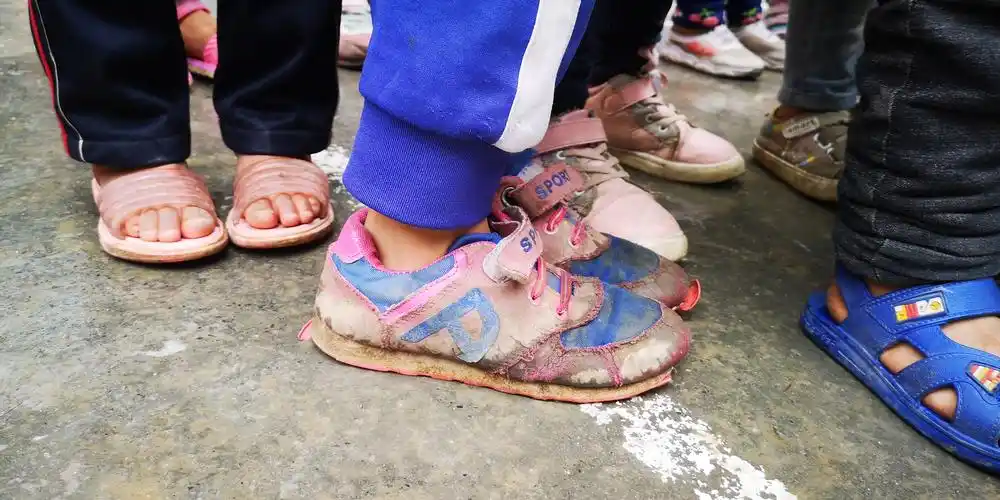 看看孩子们脚下的鞋子,身上穿的衣服有薄有厚!