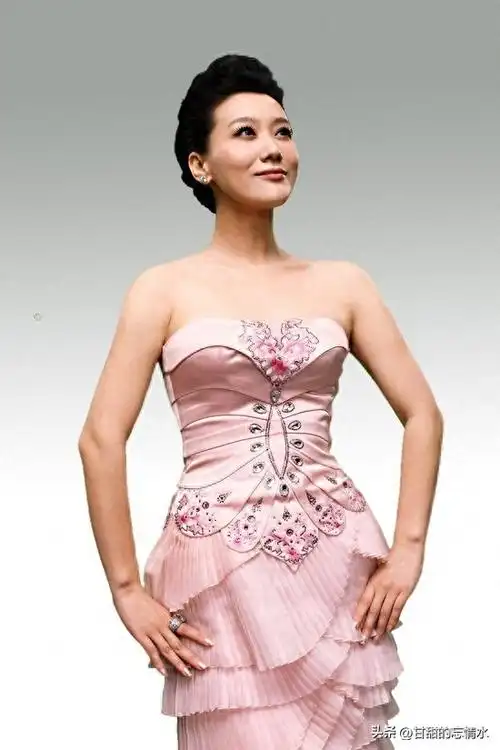 谭晶个人资料简介:个子高挑的谭晶,中国军旅歌手第一美女