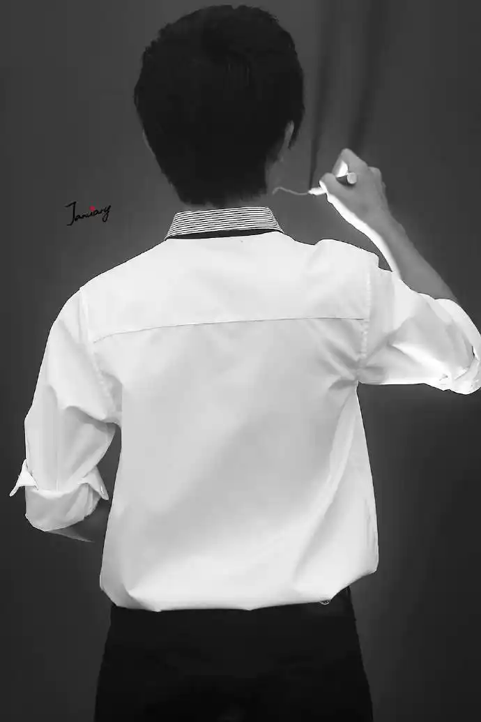 爱豆背影大赛#这个小哥哥是一个很出名的青少年的偶像,中国少年偶像