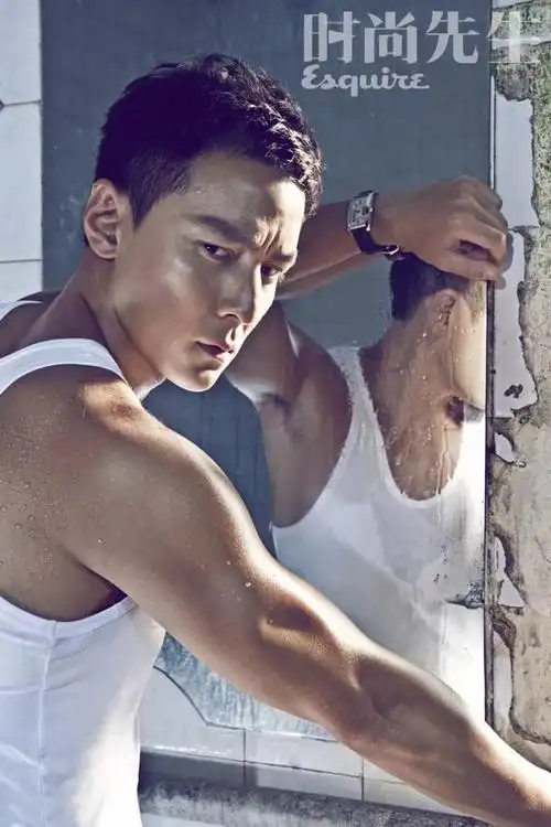 但当下的中国男星要么是盐系削瘦型,要么像陈赫林更新一样是"一块腹肌