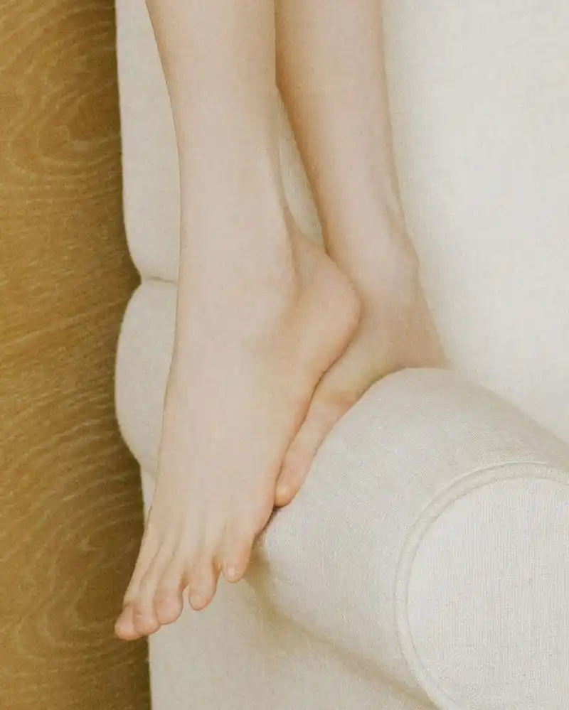 章若楠:光脚,金色麻花一字带包后跟高跟凉鞋