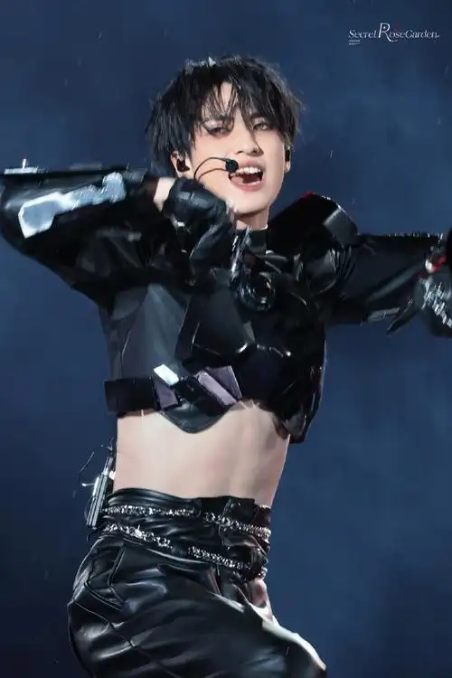 翔霖超话#严浩翔 熠立二十与光冠冕#  暗色的羽翼装饰你,隐于仲夏夜晚