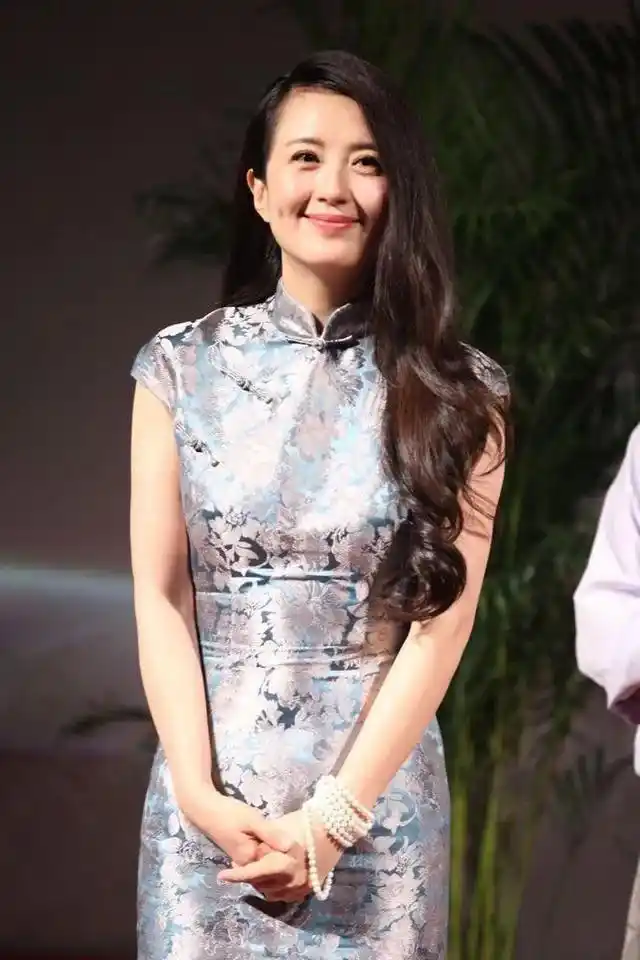 杨童舒穿旗袍配波浪卷曲线,婀娜风韵,由内而外的美表现到了极致