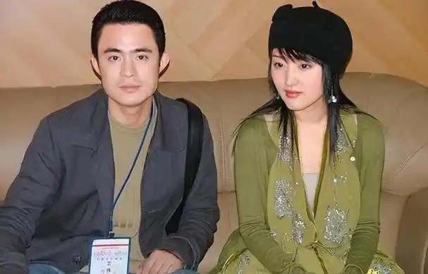 赖文峰出狱后娶妻生子,杨钰莹却至今未婚,她在追求什么?
