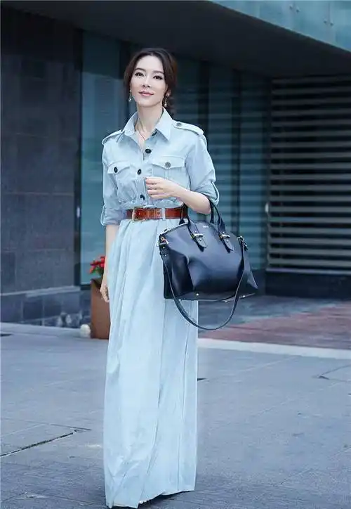 奔四的女人尽量不要风衣配打底裤,学陈数这样穿,谁穿谁好看_衬衫_的