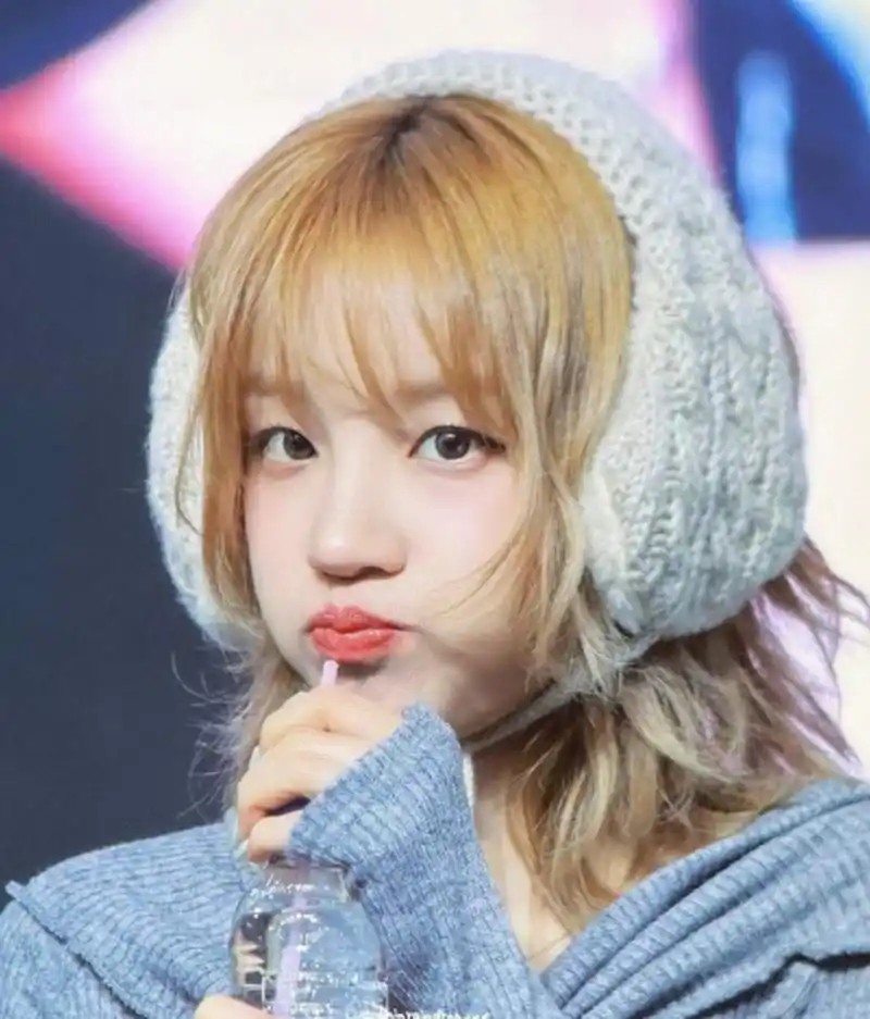 金色短卷发的宋雨琦