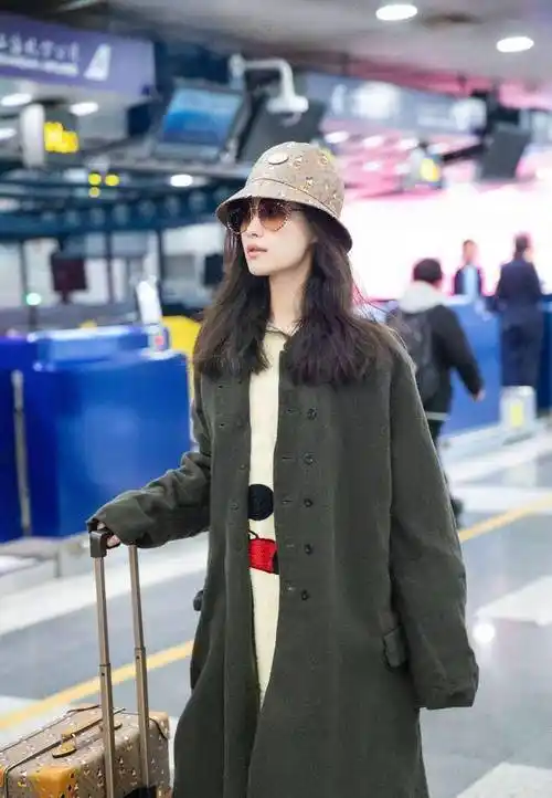 倪妮日常穿搭,穿可爱米老鼠卫衣搭配军绿色风衣外套,减龄又时尚_气质