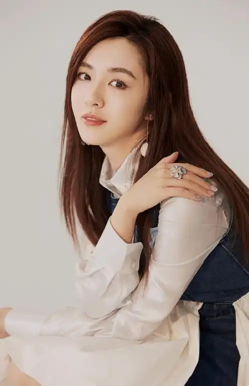 王晓晨清新甜美时尚写真图片56