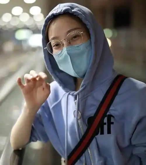 人气女主播冯提莫机场现身纯素颜蒙面清纯女神秒变路人