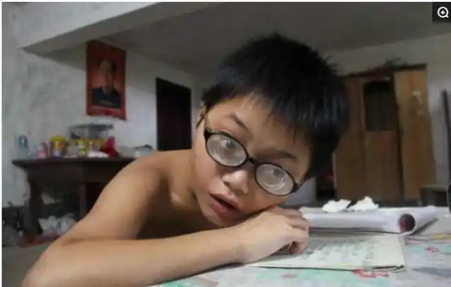 男孩母亲离世后眼睛近视两千度 只能在家看电脑