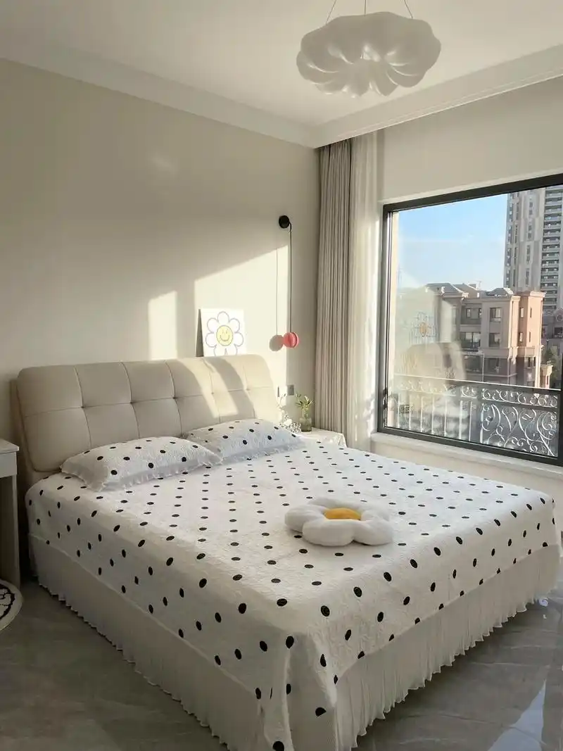 普通人简装的奶油风卧室,满满的温馨感.