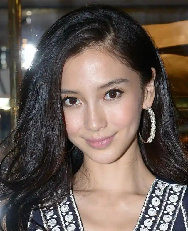 代表作有《夏日乐悠悠》,《第一次》,《微爱之渐入