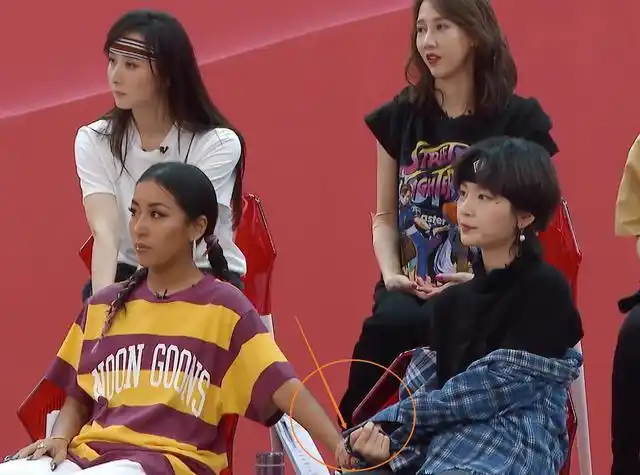 吉克隽逸因舞蹈失误内疚,有谁注意周笔畅的反应,关系如何很明显