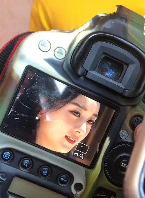 赵丽颖产后首档综艺节目,路透糊图,产后变得这么洋气?_身材_时尚_白色