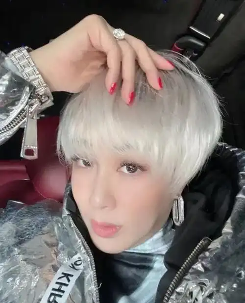 50岁钟丽缇换新发型剪超短发染白发太作妖了高调秀鸽子蛋钻戒