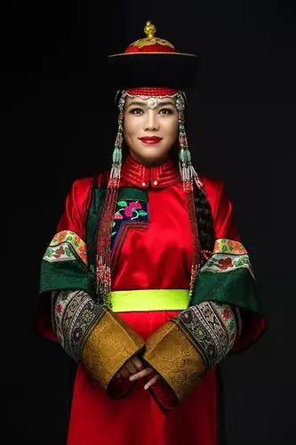 乌吉斯古楞,蒙古族歌手,科尔沁姐妹组合成员,民族服饰艺术传承人,生于