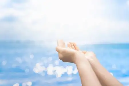 祈祷绿色女人在大自然绿色的背景前双手合十祈祷.照片