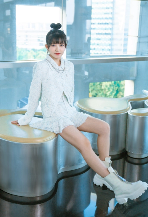 赖美云甜心学妹米色针织衫黄色云朵裤俏皮灵动奶油腿太可爱