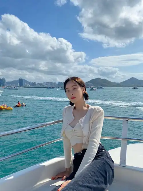 赵尧珂下身搭配的是牛仔长裤,高腰的设计搭配上衣露脐