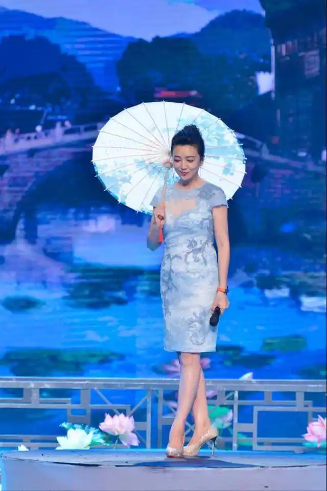 原创 江珊带女儿录节目,一袭蕾丝裙秀身材,女儿发型好油腻