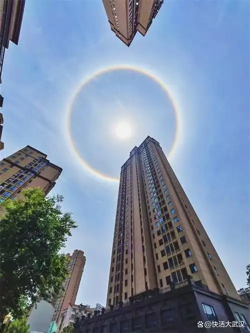 5月13日正中午,武汉市蔡甸区天空中出现罕见太阳环光(8图)