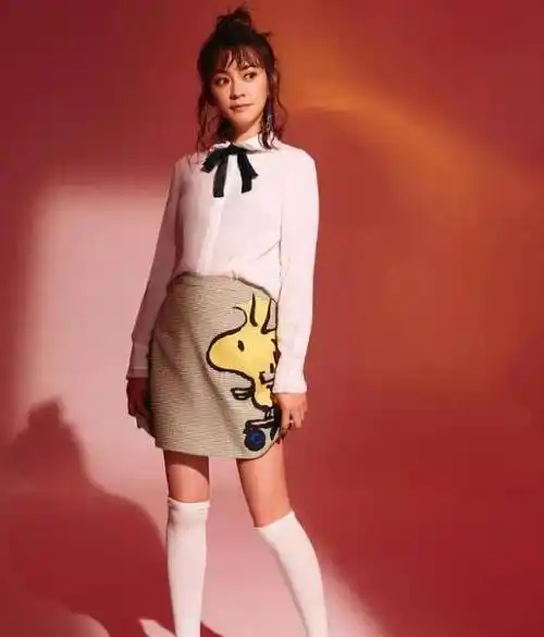 陈意涵穿了一件白色雪纺衬衫,有点特别,这件衬衫十分简单,和她的袜子