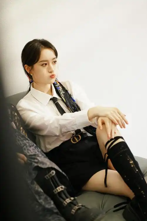 袁冰妍红秀封面大片##袁冰妍大片穿搭好a好飒