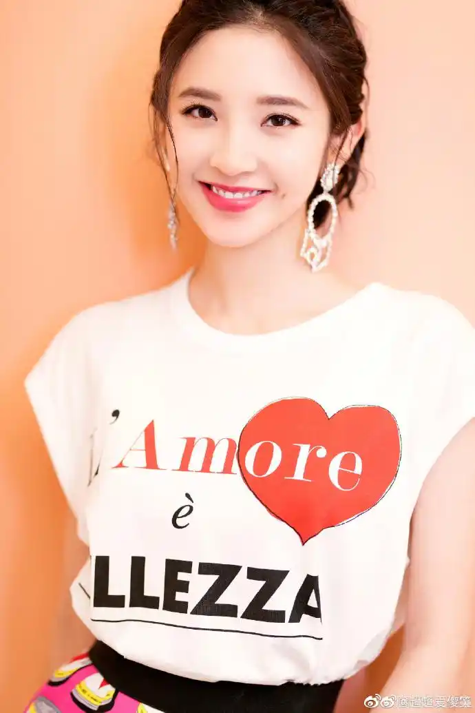 万物皆可云##唐艺昕买定离手我爱你# 我的少女,眼里都是星星.