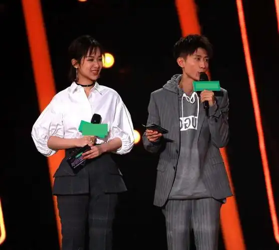 张一山杨紫甜蜜同框,表演时紧紧抓住对方,丝毫不在意外界目光