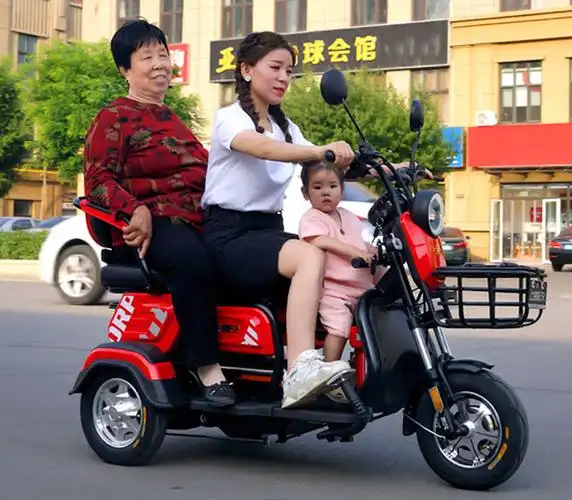 "接娃"电动三轮车新品,能坐3人,续航百公里,2400元起售