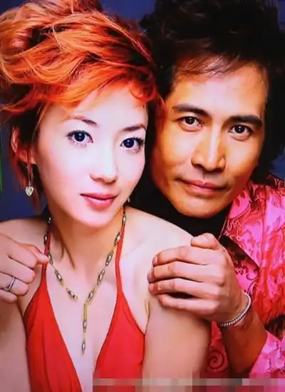 52岁齐秦小妻子与萝莉小女儿曝光