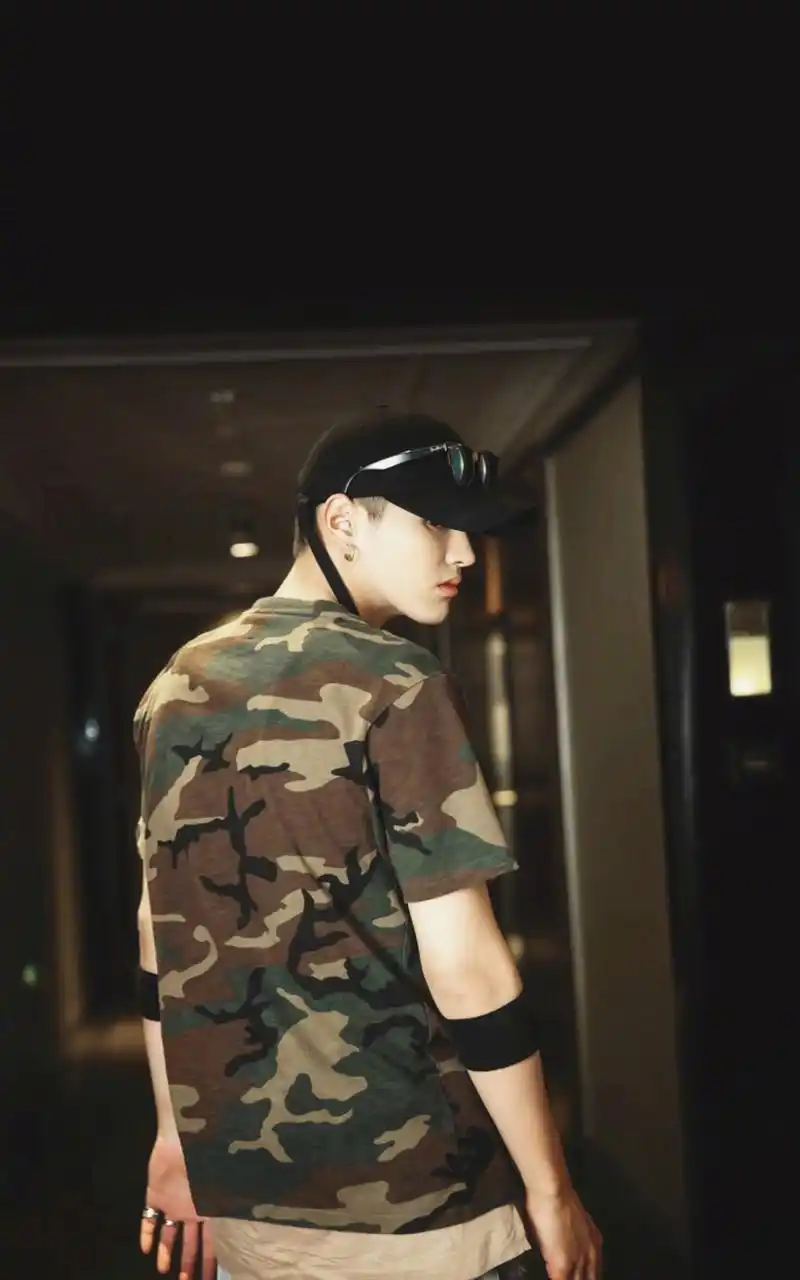 吴亦凡帅气高清写真手机壁纸图片