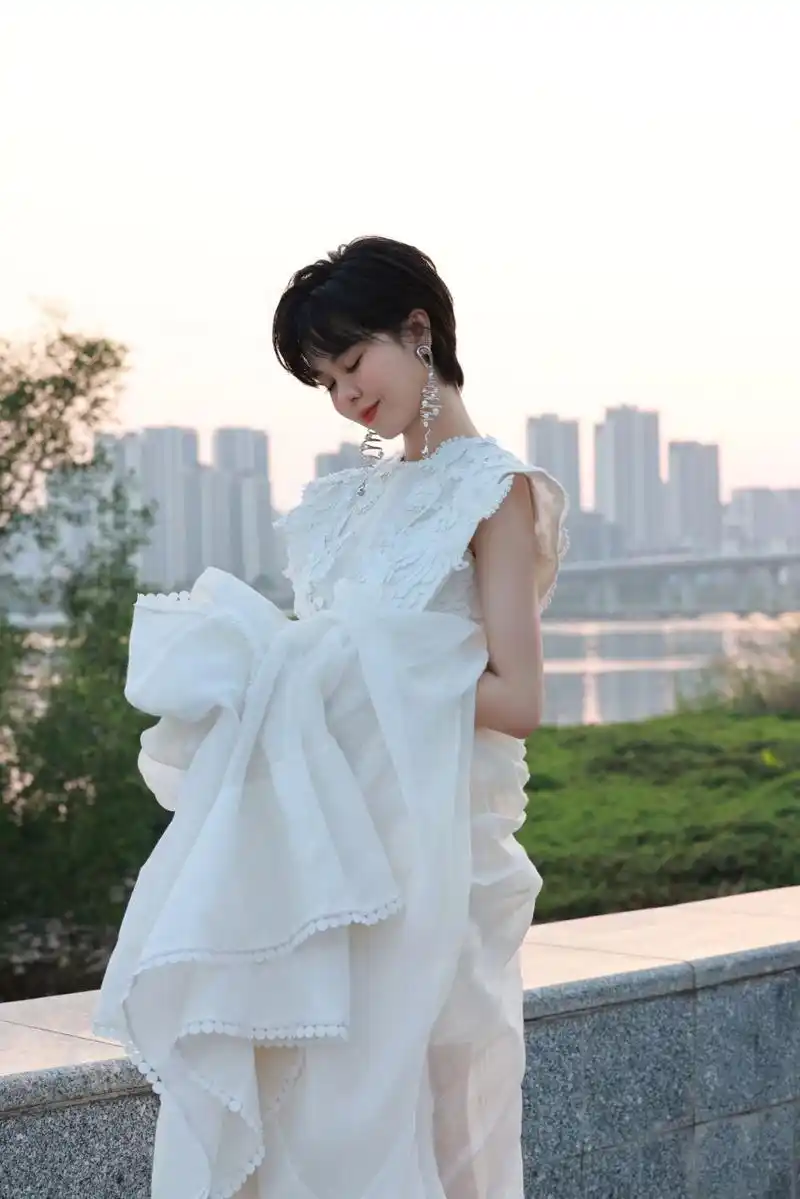 郁可唯短发白裙造型图集