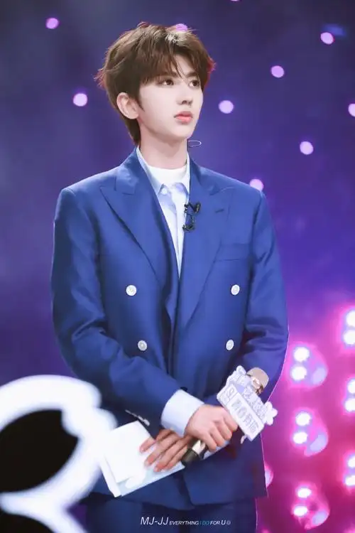 蔡徐坤##蔡徐坤蓝色西装