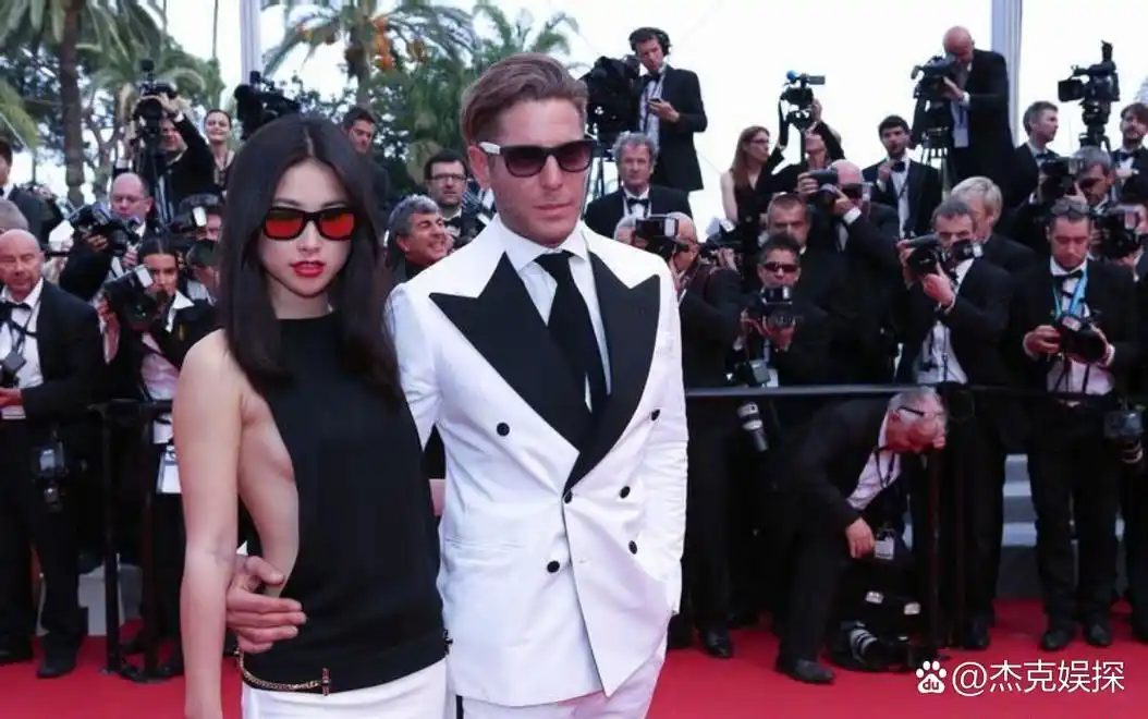 2012年,朱珠和尤文图斯老板拉波·埃尔坎热恋,他们一起牵手走上戛纳