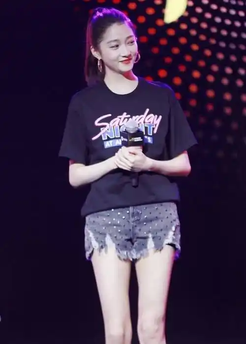 关晓彤穿超短热裤走活动,秀腿反被内搭抢镜,鹿晗也不管管_服装_白色