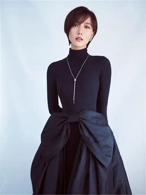 王珞丹黑白系黑色典雅白色呆萌