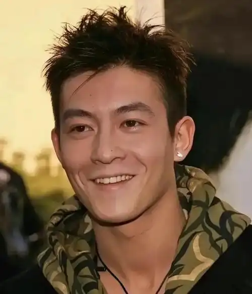 陈冠希抱女儿撒娇,父爱满满,回首当年颜值巅峰!