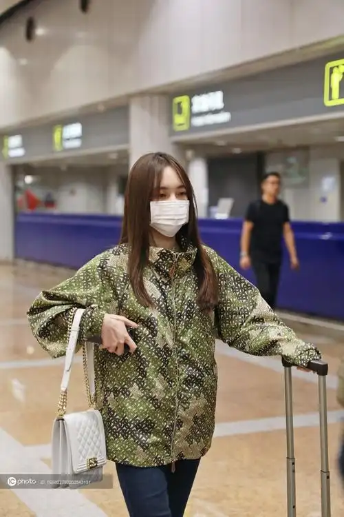 赵嘉敏一身军装绿现身机场清纯学妹变总攻御姐范儿