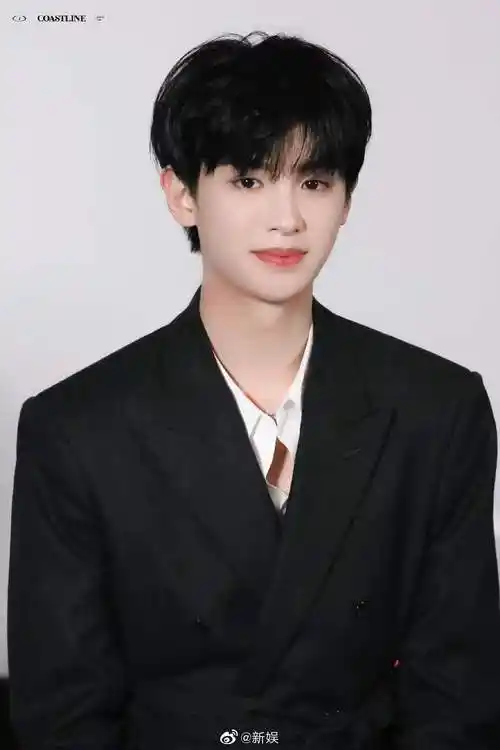 justin黄明昊1218上班图黑西装白衬衫