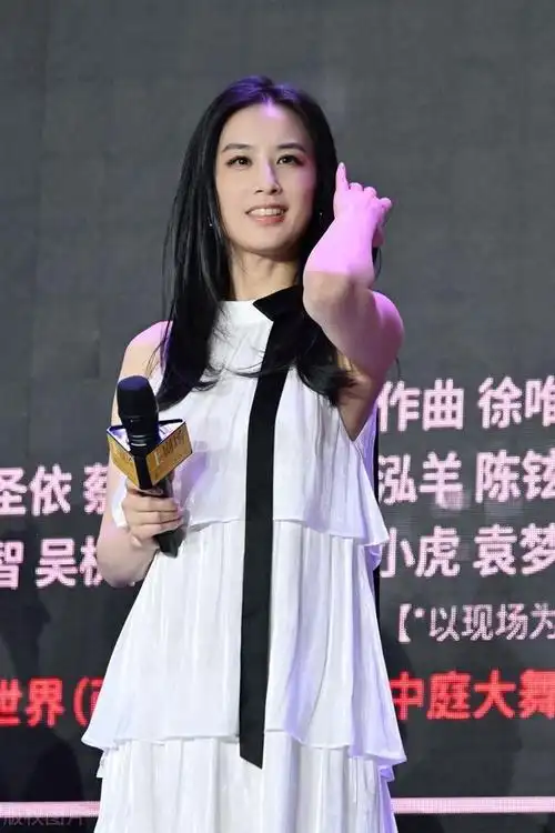 黄圣依这身材,这才是尤物啊!