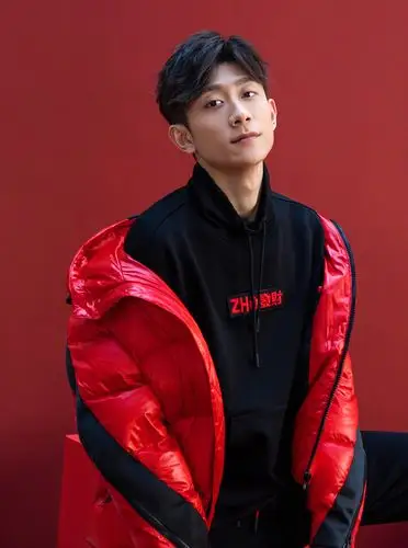 原创张一山每个造型都是逆袭黑卫衣红棉袄黑瘦男人这样穿最帅气