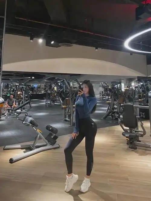 健身美女刘太阳火了!蜂腰细臀美到犯规,网友:这身材不得不服啊