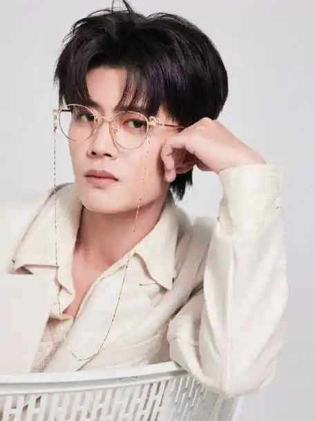 任嘉伦白西装金丝眼镜