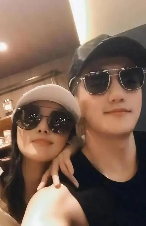 张馨予37岁生日,开心晒豪宅小院满园花海太美,获老公何捷陪伴!