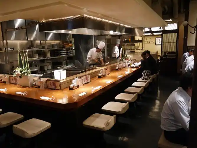 里面有吧台位置,师傅会在那裏烤牛舌